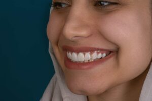 woman showing her jawline